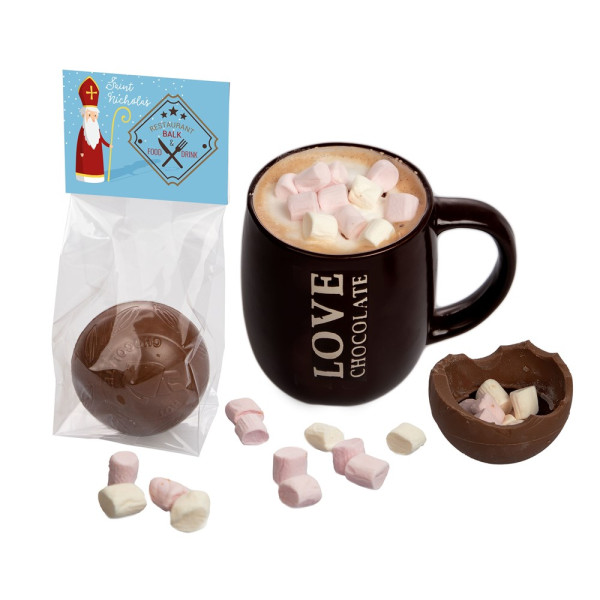 Warme chocolademelk-bal met marshmallows